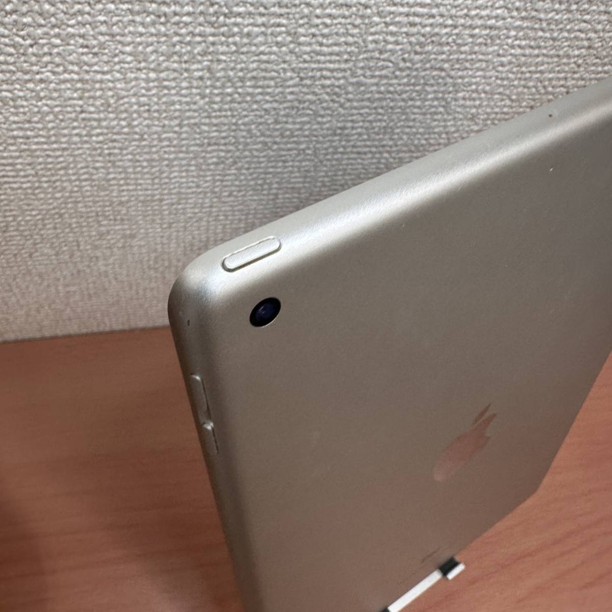 【即決あり！】iPad 第6世代 32GB Wi-Fiモデル MR7G2J/A スペースグレイ 画面に傷あり 中古_画像4