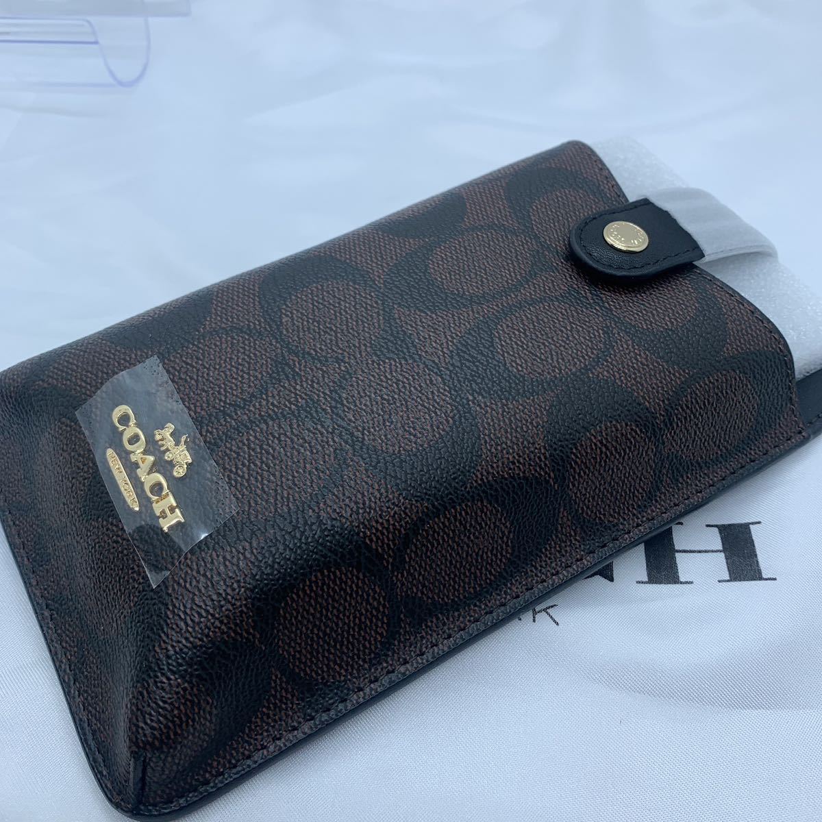 新品未使用　COACH スマホショルダー 大人気！ ブラック＆ブラウン C7397_画像3