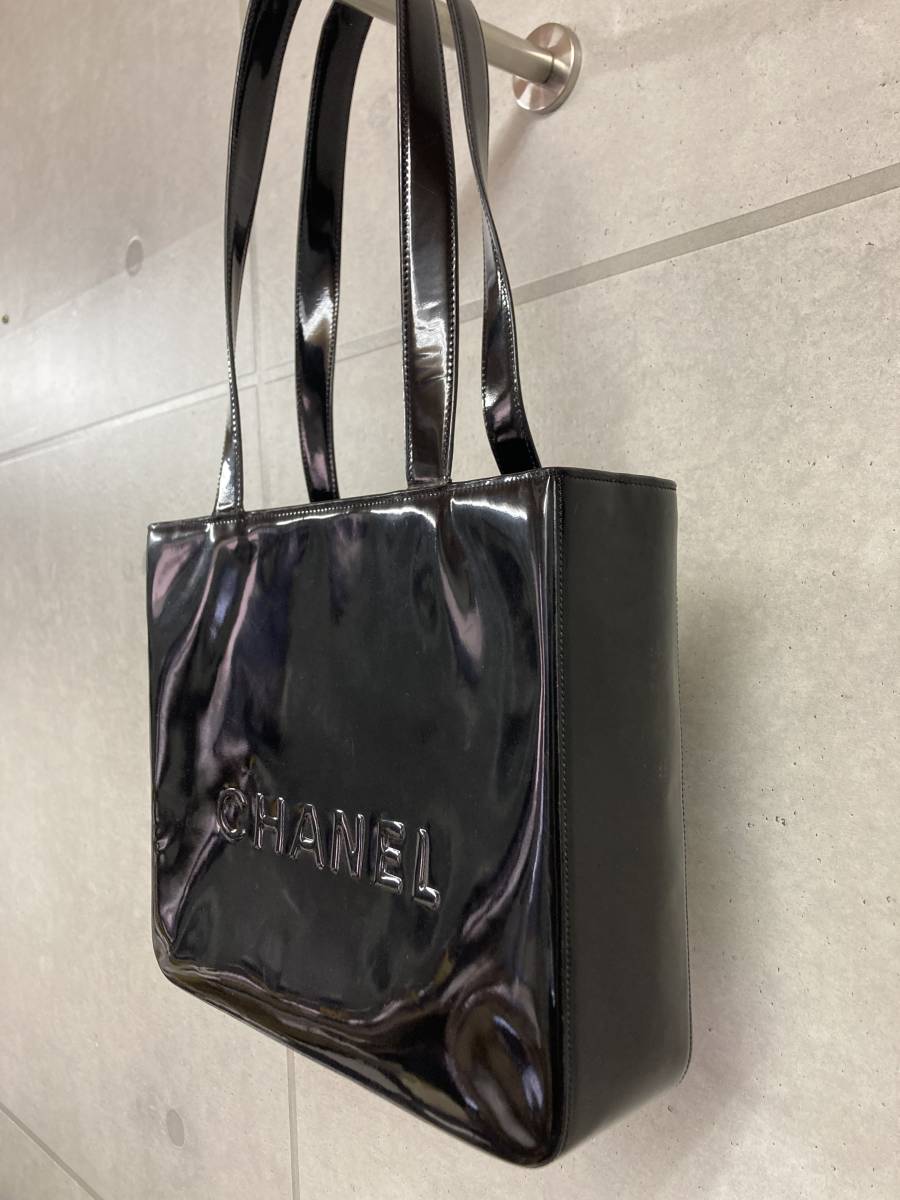 １円スタート！CHANEL シャネルトートバッグ　エナメルレザー　ブラック　ロゴ　シリアル_画像2