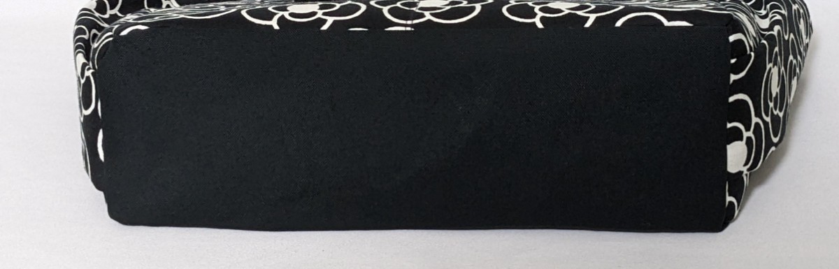 カメリア(北欧風)・黒色帆布のサイドポケット付きトートバッグ・ハンドメイド_画像5