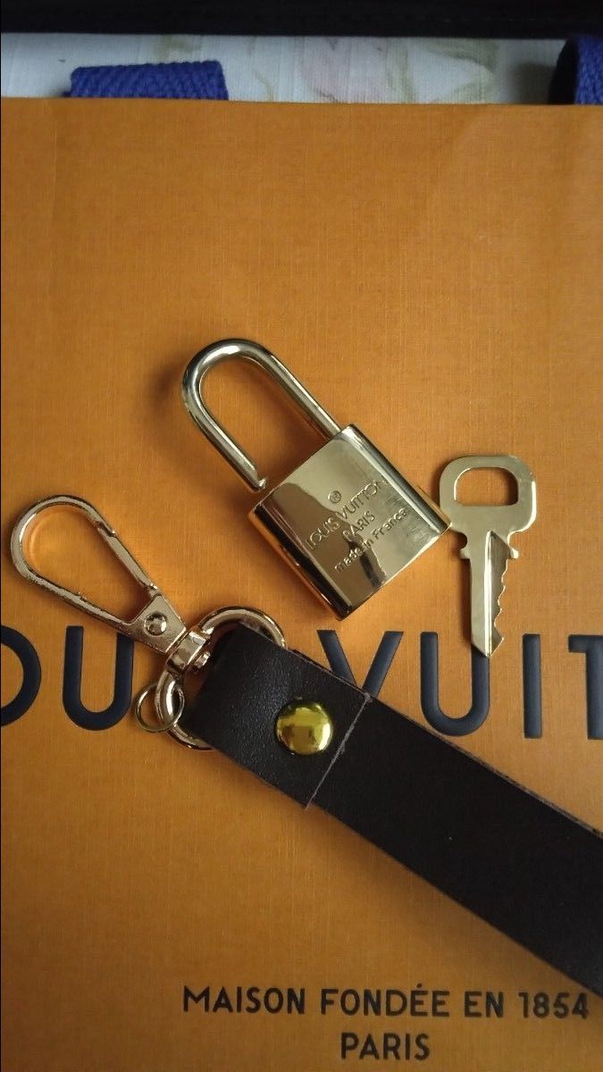 ルイヴィトン304　パドロック　カデナ南京錠　鍵付き　ゴールド色　美品　本革キーホルダー　ハンドメイド　オリジナルデザイン