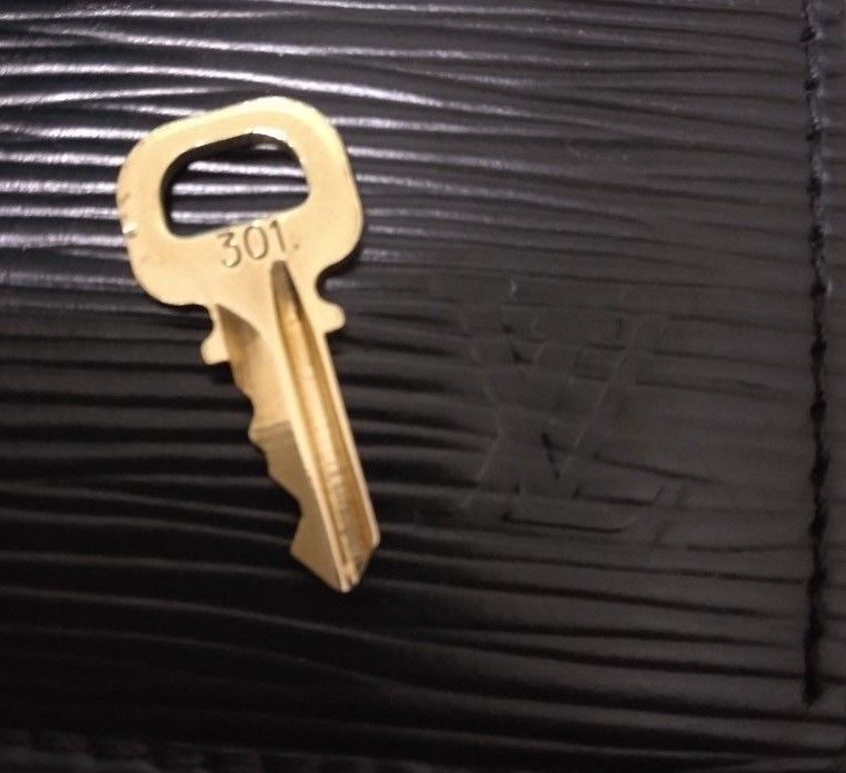 ルイヴィトン301　カデナ南京錠の鍵 ペンダント用金具付　ゴールド色