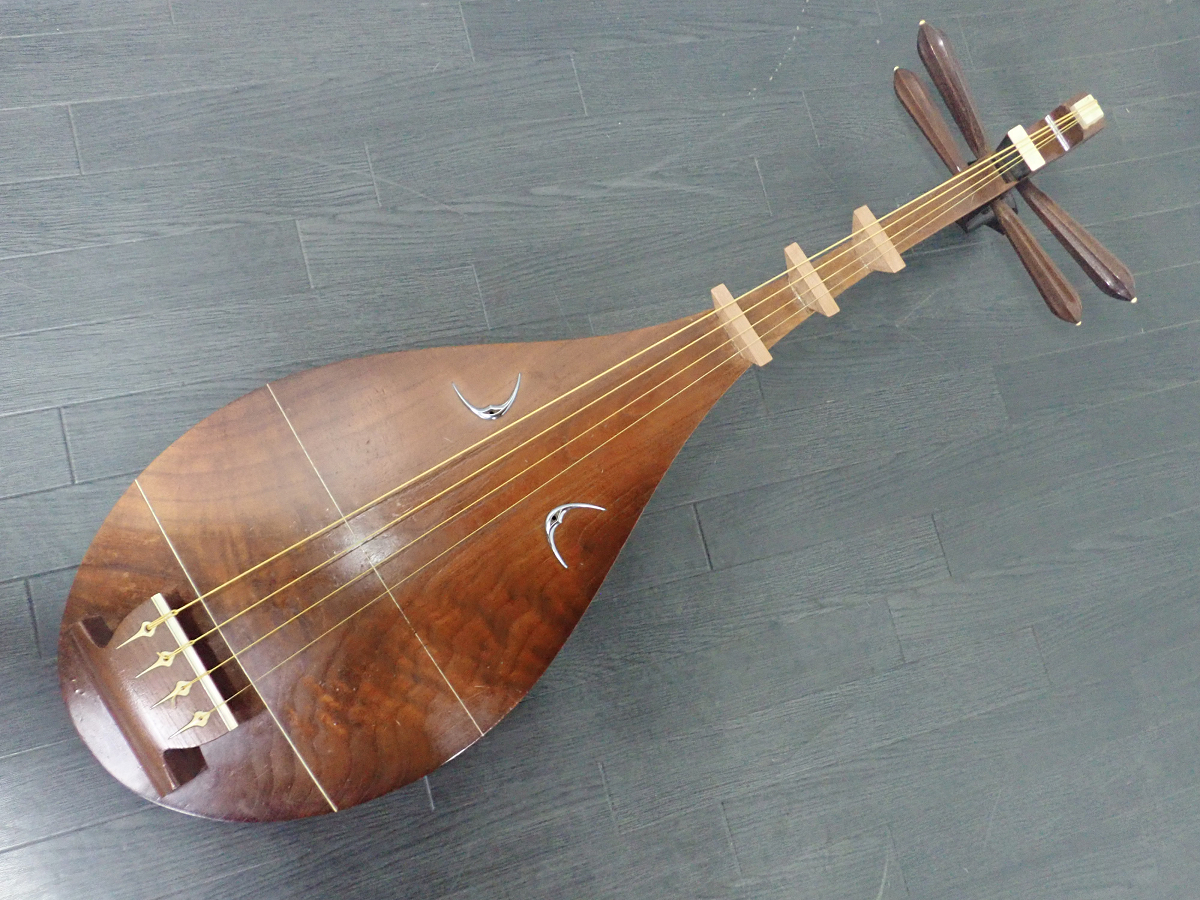  Satsuma biwa both mulberry . heart .. regular . four string four pillar biwa traditional Japanese musical instrument Japanese music modern times biwa traditional Japanese musical instrument. chord .bi3