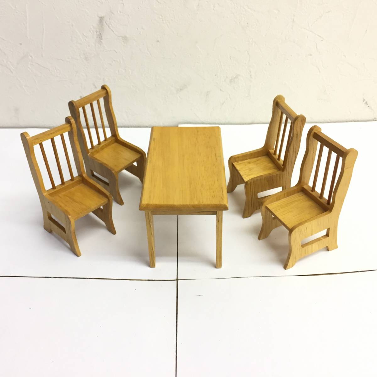 [雑貨] ミニチュア：模型 机1個・椅子4個のセット ドールやフィギュアなどに 置物 インテリア 可愛い 木製のような質感 スリランカ製_画像1