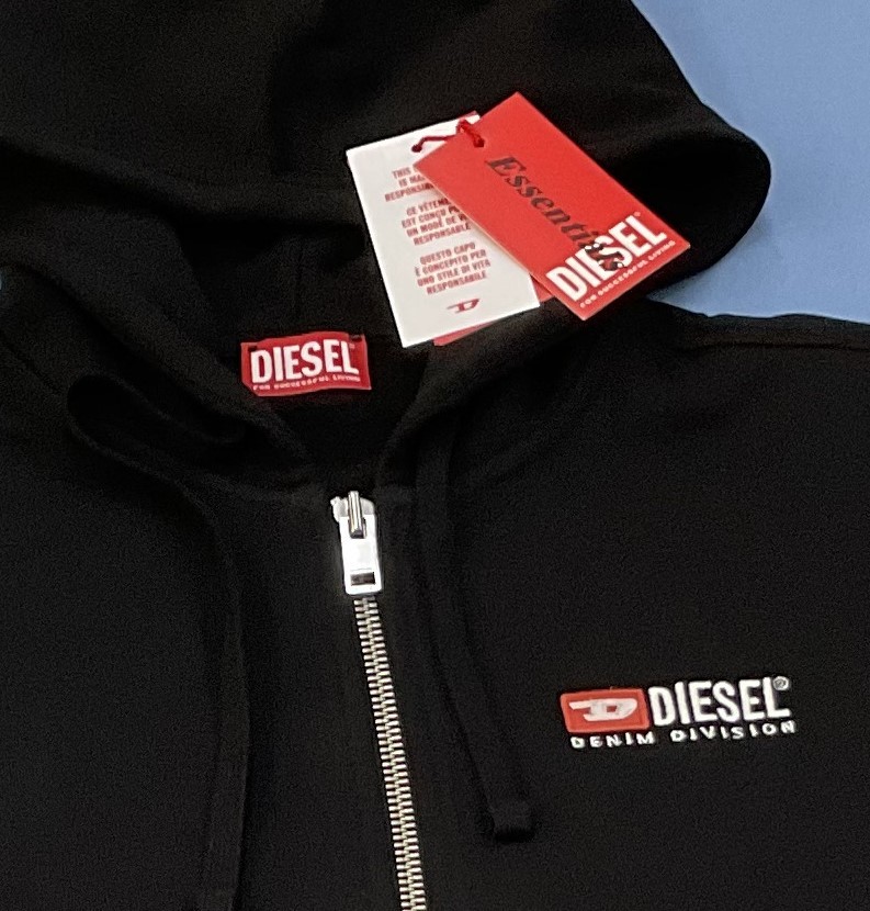 ディーゼル　セットアップ 1423　ジップアップパーカー & スウェットパンツ　XLサイズ ブラック　新品 タグ付　DIESEL　A03769&A03770_アイコニックなDIESEL DENIM DIVISION/ロゴ