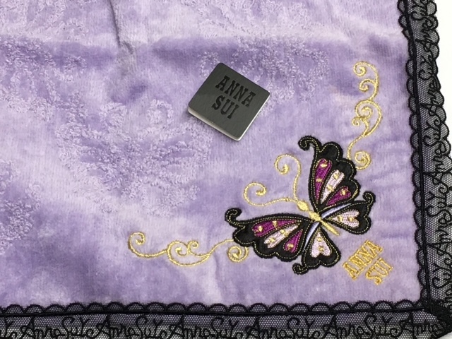 【ANNA SUI】（NO.1473）アナスイ タオルハンカチ 紫 バタフライ刺繍 縁がロゴのレース 大きめ 未使用 30cmの画像2