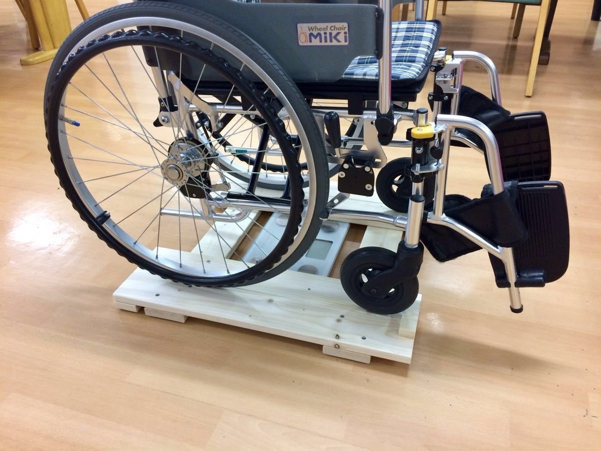 介護、グループホーム必見 車椅子用体重計セット　送料無料!_タイヤロックをする