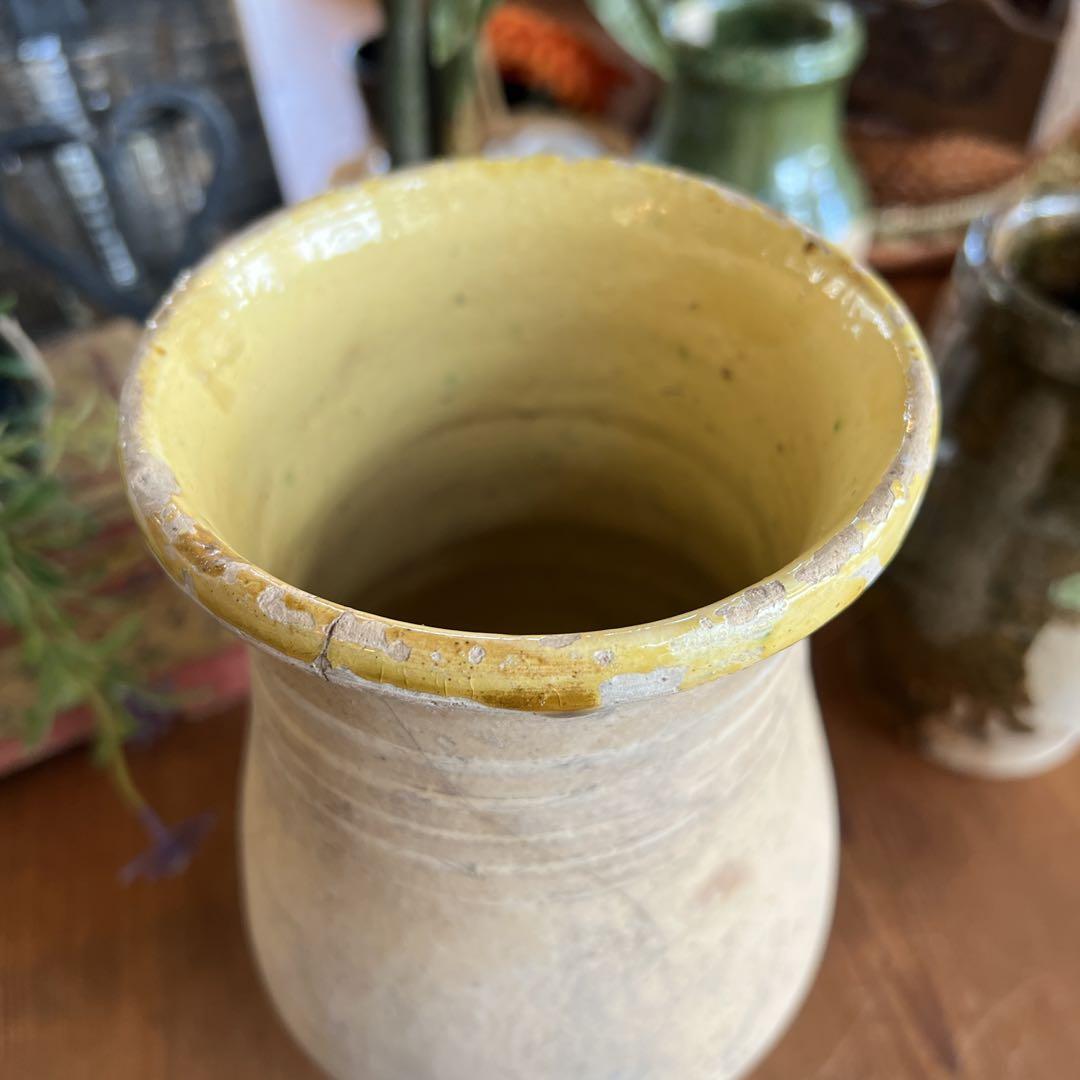 y802r102 深い壺の底まで明るく照らすような黄色の釉薬 内側がレモンイエローの括れた花瓶/壺 素焼き風の素朴な風合い トール壺 高さ22㎝_画像3