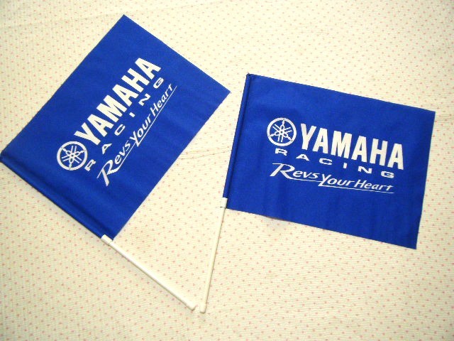 ヤマハ レーシング　YAMAHA RACING “Revs Your HEART“　応援用ミニフラッグ　2本セット　青色　サイズ 40㌢×30㌢　＠非売品_画像1