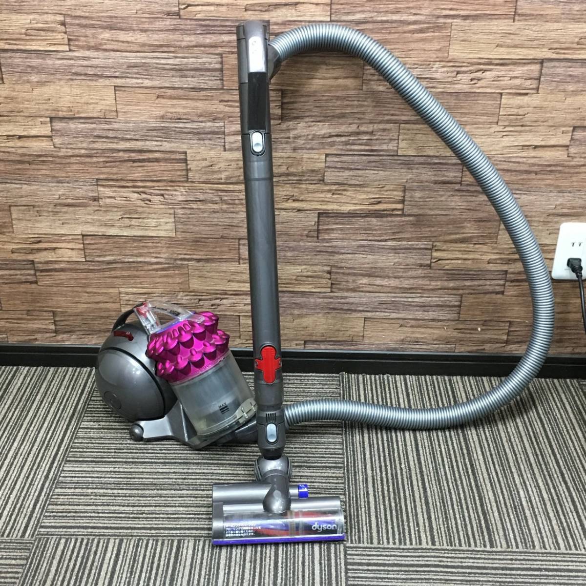 D119 dyson ダイソン サイクロン掃除機 DC63 家電 電化製品 967764-01 967763-01 付属品付き 通電確認OK_画像2