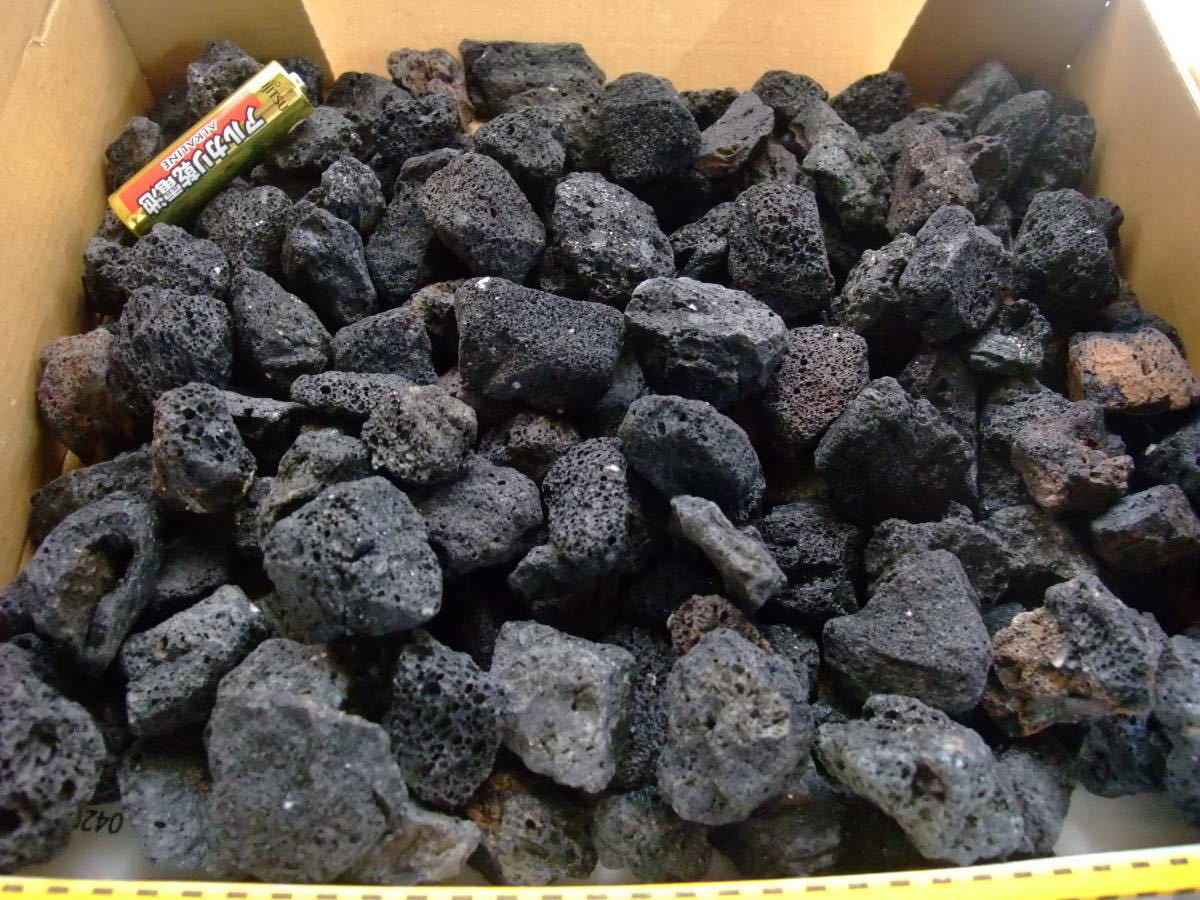 【送料無料】　黒溶岩石　S～SSサイズ　約3000g　素材　アクアリウム　テラリウム　盆栽　レイアウト　観葉植物　ロックガーデン　多肉植物