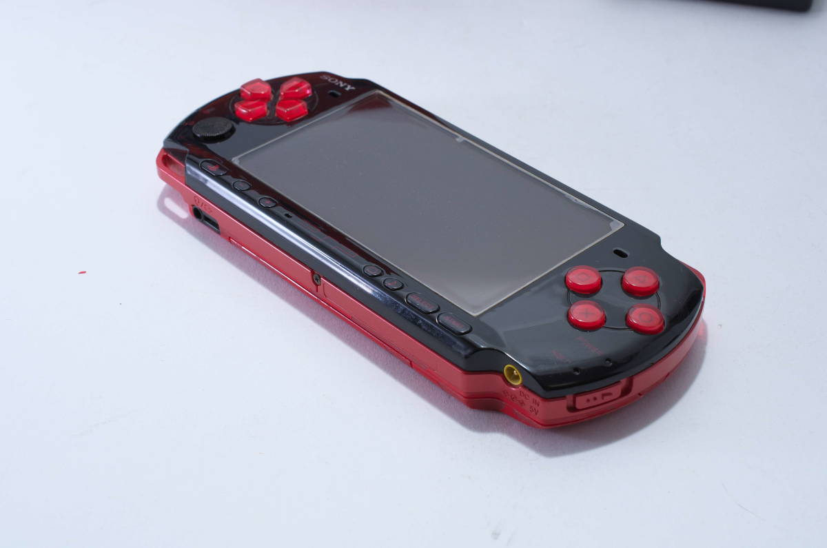 SONY PSP3000本体 BLACK/RED ソフト バッテリー 電源アダプター 外箱 中古 ジャンク １円スタート_画像4