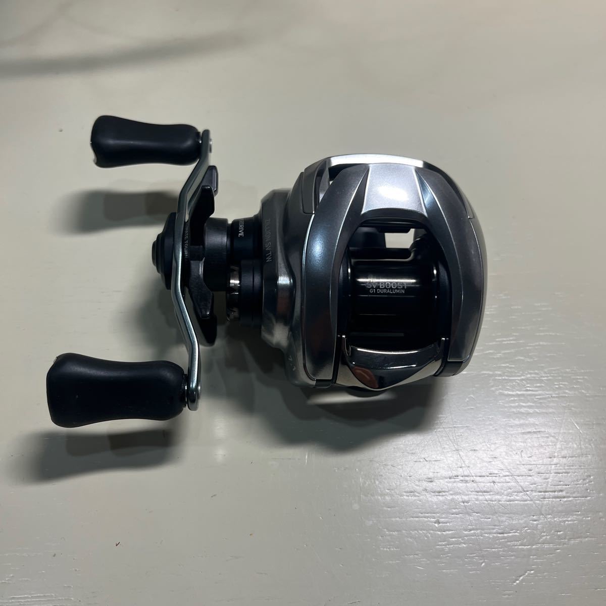 美品 ダイワ DAIWA ジリオン HL タトゥー ティーズ 左ハンドル STEEZ 左 SV TW 1000 HL_画像2