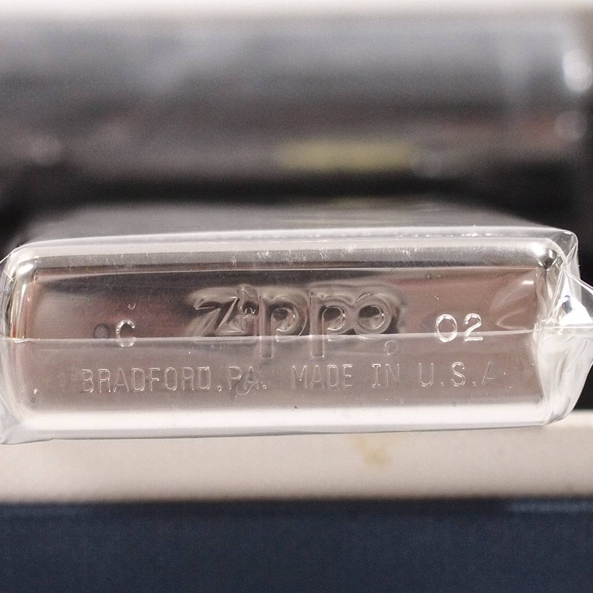 O10-104【未開封】ZIPPO オイル ライター / No.352 Since 1932 2002年製 携帯灰皿 キーホルダー セット 箱付き クローム / ジッポ― _画像4