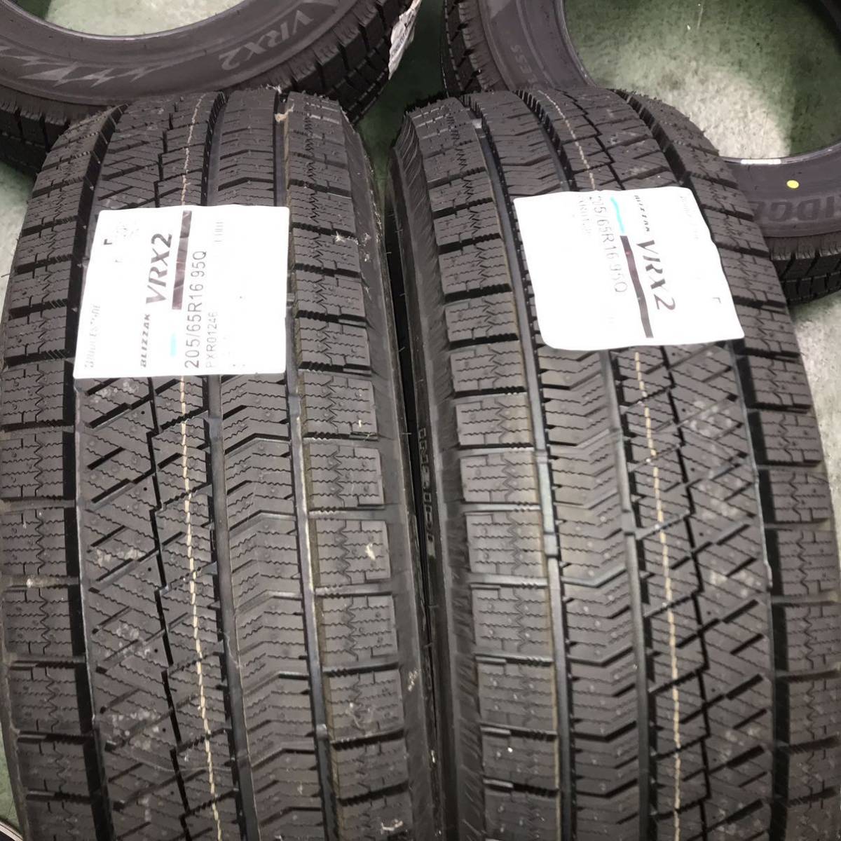 BRIDGESTONE ブリザック VRX2 205/65R16 新品 未使用 スタッドレスタイヤ 4本セット 2022年製 千葉 ノア ヴォクシー サイズ_画像3