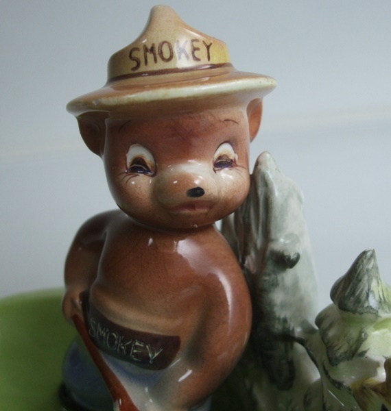 VINTAGE 50s SMOKEY BEAR スモーキーベア 陶器製 灰皿 フィギュア 置物 ビンテージ アメリカ アドバタイジング キズあり品 _画像2