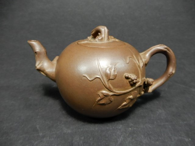 中国　後手急須　紫泥　葡萄にリス　盛上げ　印有　茶注　煎茶道具　茶道具　コレクション　O-360_画像1