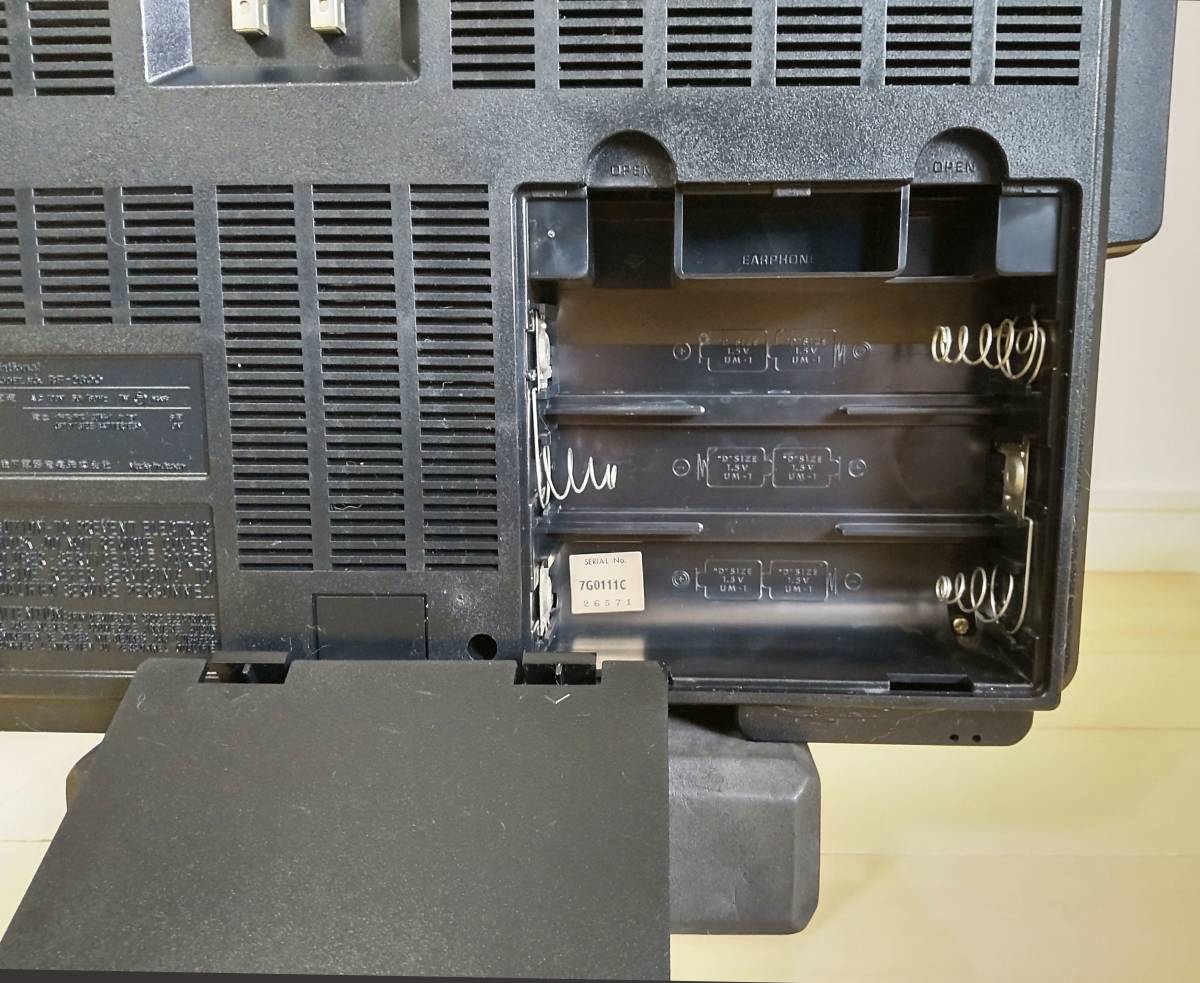 【BCL名機・美品】RF-2800 プロシード Hi-Fiスピーカー＆オーディオ用コンデンサ♪ワイドFM対応 高照度白色LED 取扱説明書&資料コピー付属 _電池ボックスの内部もきれいな状態です。