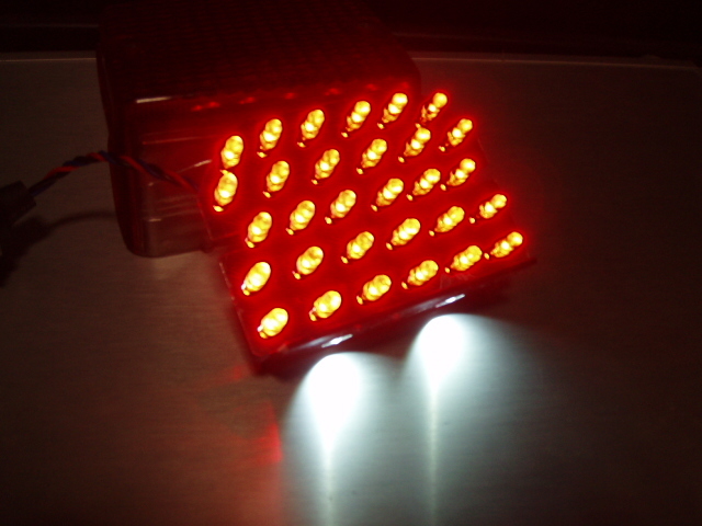 (新柄)SRX250 /SR400-500 /RZ250-350 /TW etc.. LEDテールランプユニット Y7-BR_ユニット発光写真です。