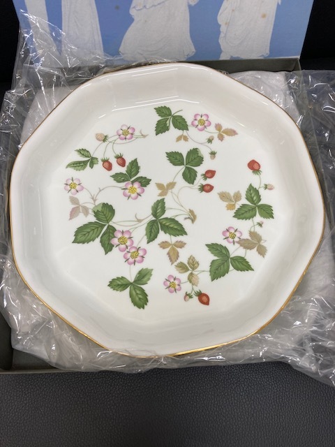 7064/5059♪未使用　WEDGWOOD ウェッジウッド　食器 ワイルドストロベリー プレート 彩 皿 八角形、白四角形　大皿 　24cm2つおまとめ　_画像5