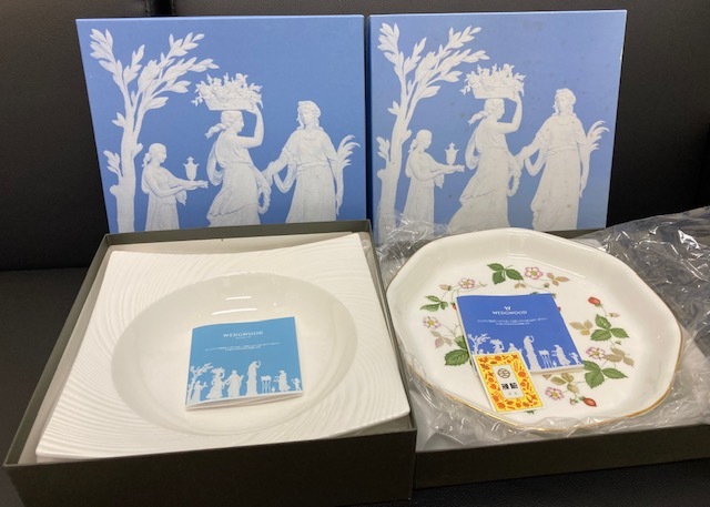 7064/5059♪未使用　WEDGWOOD ウェッジウッド　食器 ワイルドストロベリー プレート 彩 皿 八角形、白四角形　大皿 　24cm2つおまとめ　_画像1