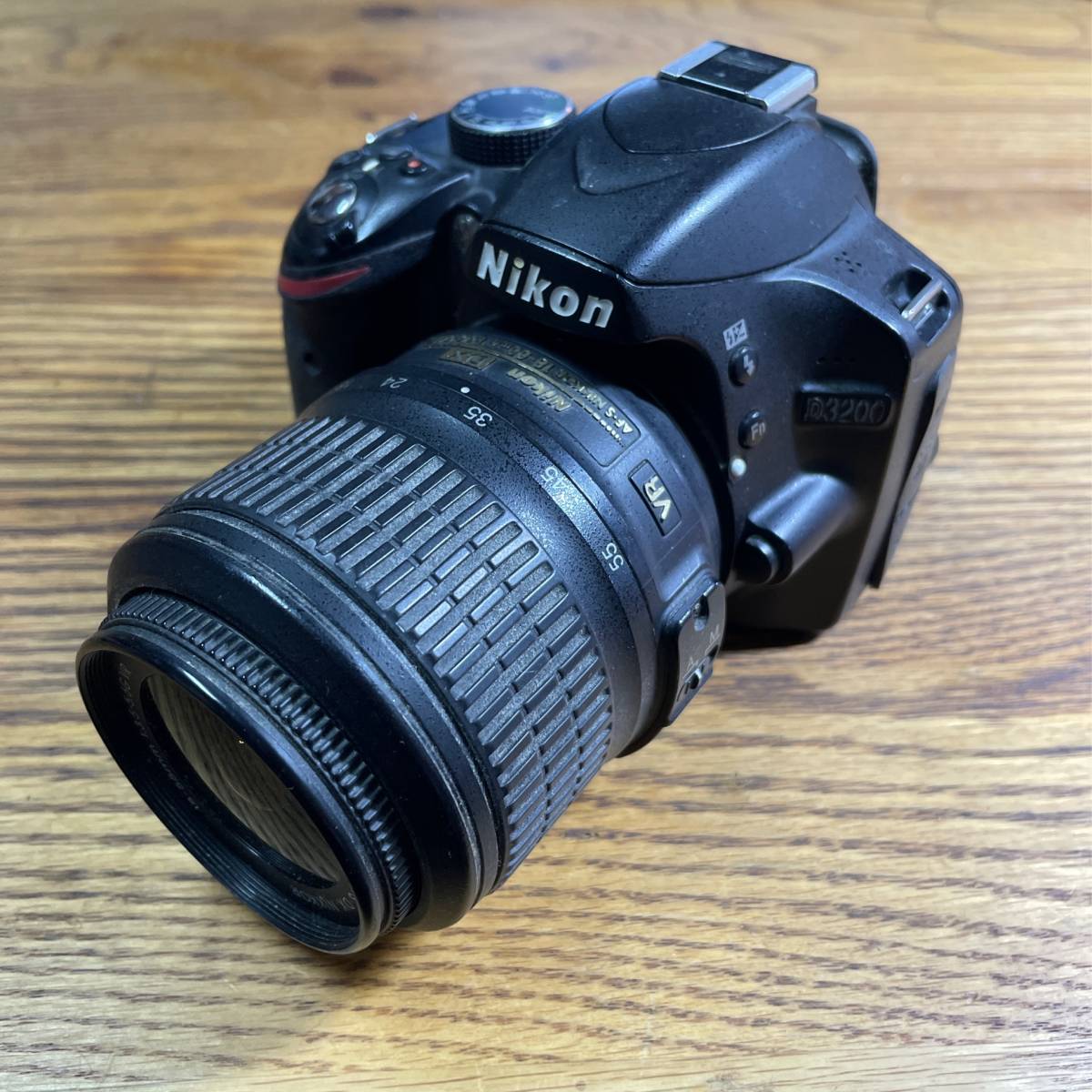 ☆1円〜　デジタル一眼レフ　カメラ　Nikon D3200 通電OK レンズ　回しづらい　シャッター確認できず　バッテリー蓋無し　現状品_画像1