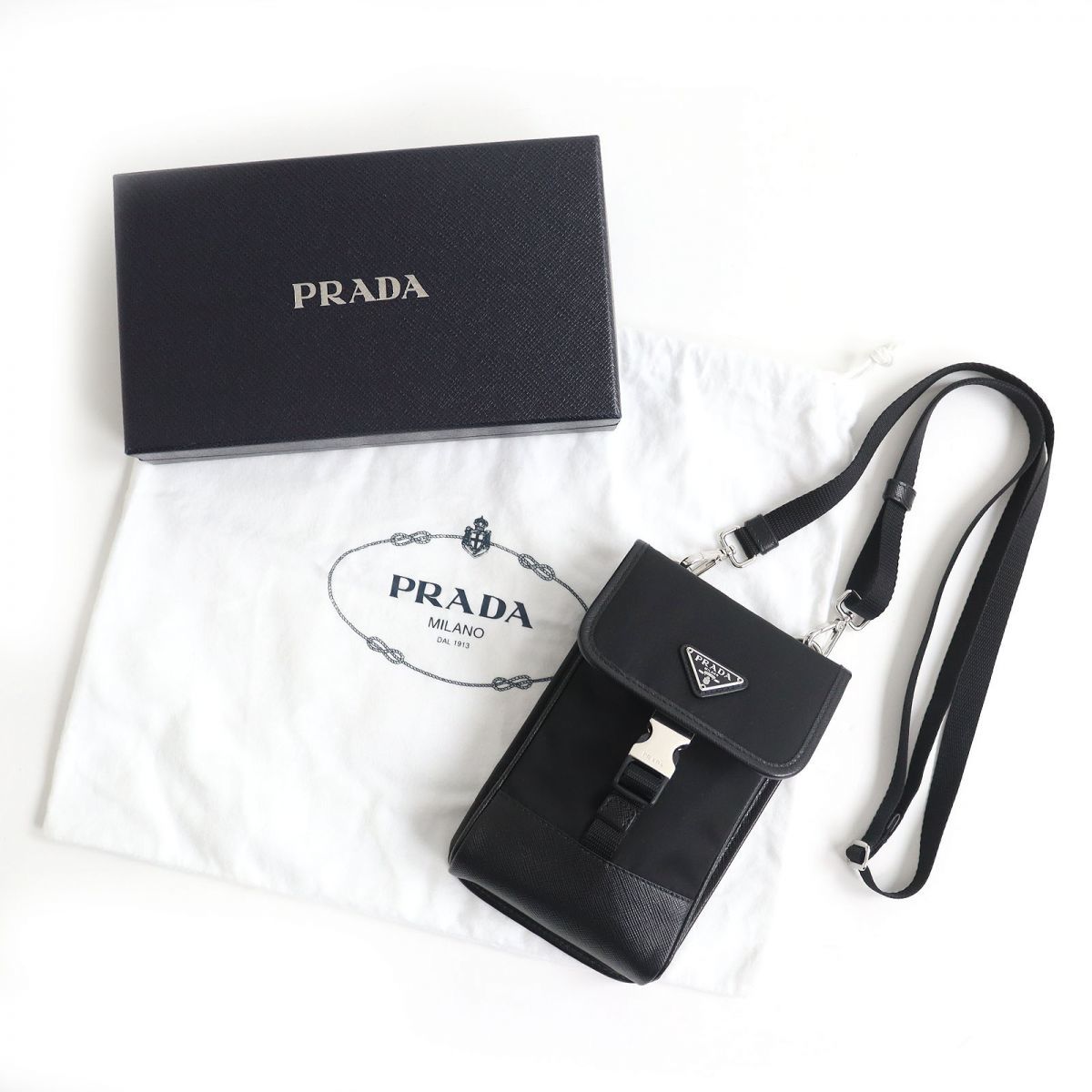 美品△イタリア製 PRADA プラダ 2ZH109 トライアングルロゴプレート ショルダー フォンケース／スマホケース メンズ ブラック 箱・袋付き◎_画像2