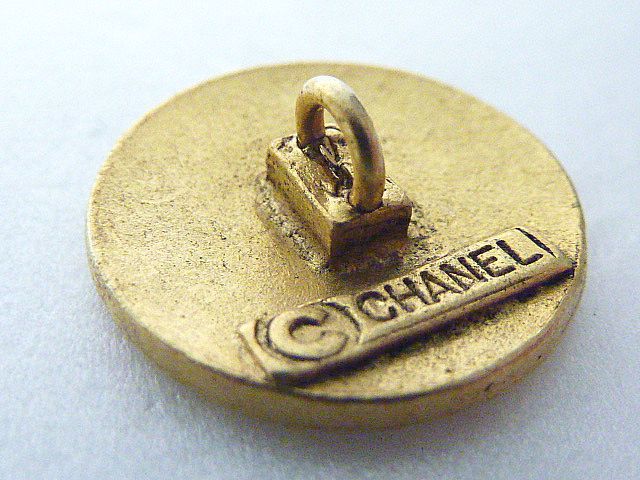 T750(5) 保管品 シャネル CHANEL ボタン 1点 補修布 付き ココマーク CCマーク 丸形 ゴールド 金色 洋服 替えボタン ビンテージ_画像4