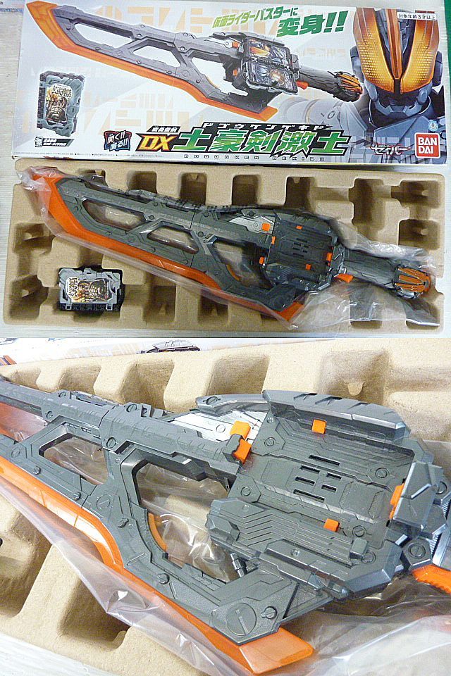 T705 ジャンク現状品 仮面ライダー 約13kg前後 まとめ 大量 変身 ベルト/ボトル/剣/銃/ガシャット/他 セイバー/ゴースト/W/ブレイズ 等様々_画像2