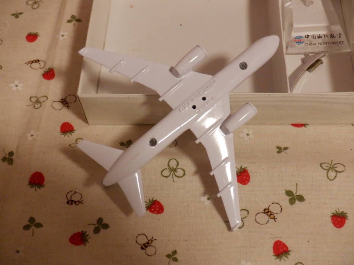 C11『中国西北航空公司　ジェット機の模型～エアバスA３２０』～箱付き