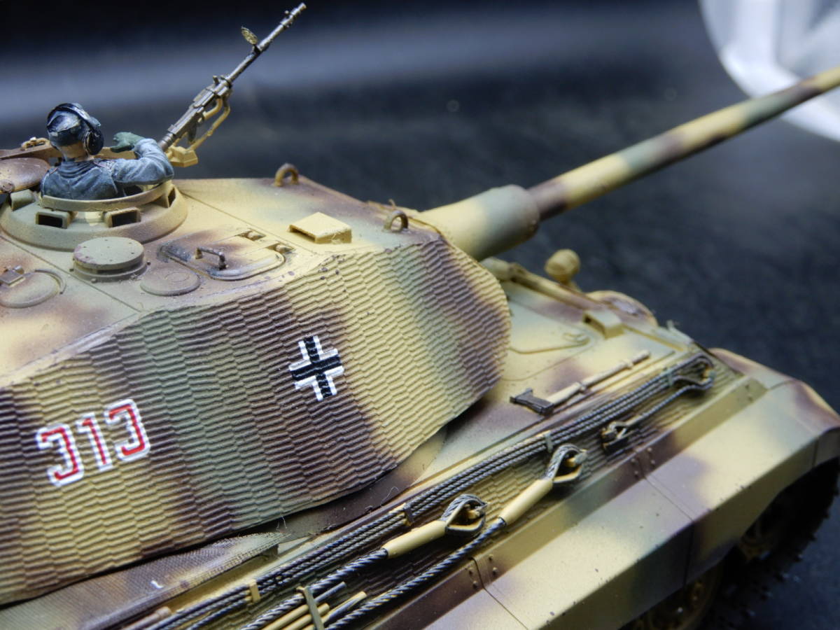 MOON工房 1/35 タミヤ ドイツ重戦車 キングタイガー 　ポルシェ砲塔 　ツィメリットコーティング　コマンダー１体付き 完成品_画像7