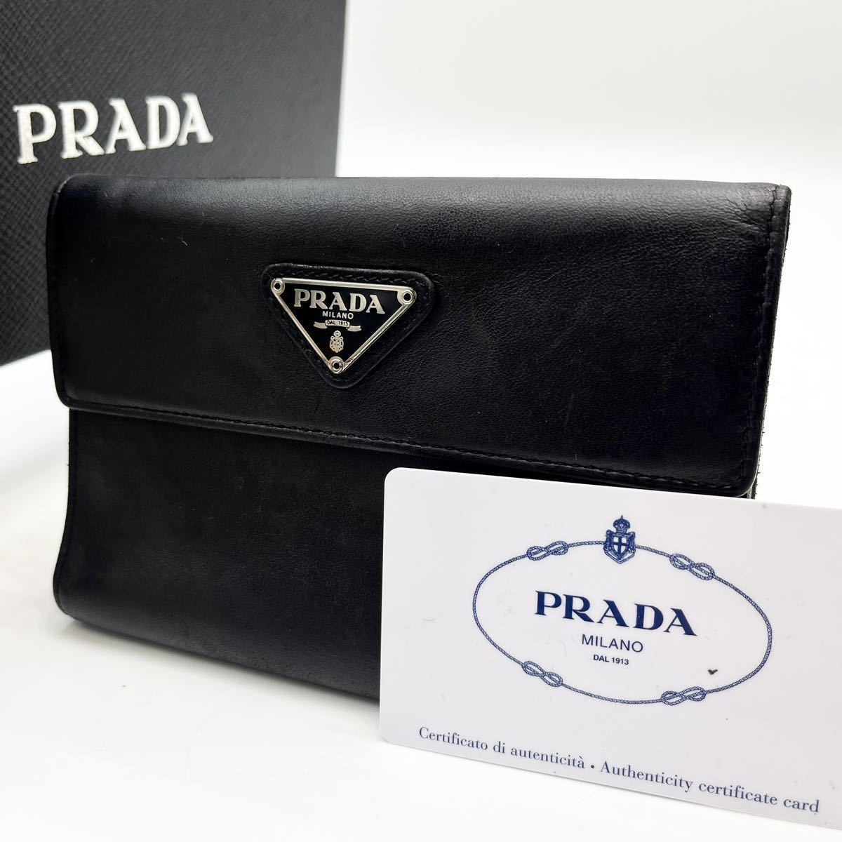 【極美品】PRADA プラダ ２つ折り財布 三角プレート ブラック 黒 無地 柄なし シンプル サフィアーノレザー 革 人気 メンズ レディース_画像1