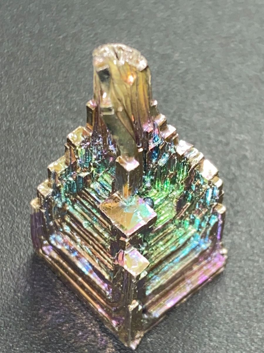 ビスマス結晶　37g ピラミッド形状　レインボー