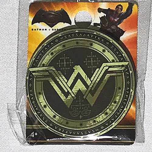 DCコミック バットマン VS スーパーマン Wonder woman　(ワンダーウーマン) Shield (シールド)　缶バッジ　(ピンタイプ)_画像1