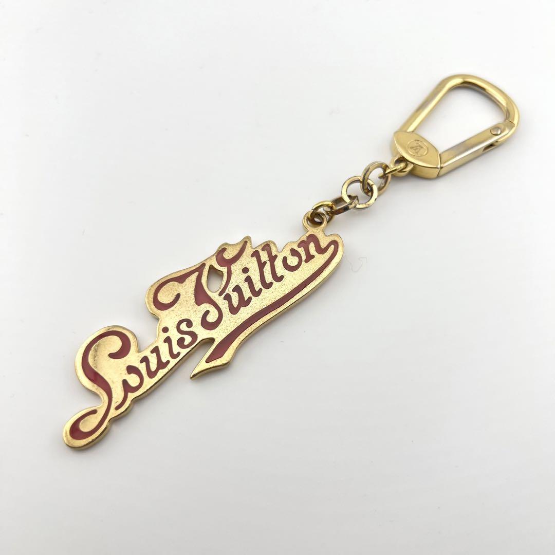 LOUIS VUITTON ルイヴィトン 筆記体 ロゴ キーリング キーホルダー チャーム ピンク ゴールド LOUIS VUITTON ルイヴィトン 筆記体 ロゴ キーリング キーホルダー チャーム ピンク ゴールド