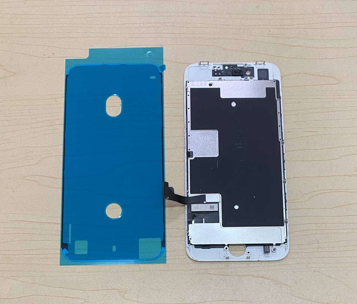 中古純正品 iPhone8、iPhone SE2 ( 2020 ) フロントパネル 　タッチ スライド 操作出来ました、カラー白、防水シール付き 、ジャンク_画像3