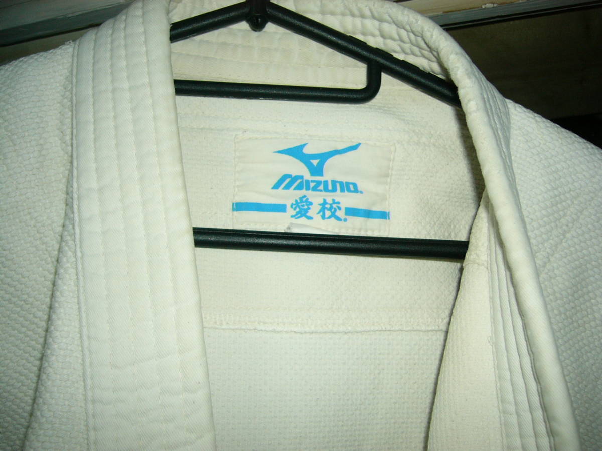  judo combative sports ..... Mizuno love .3 number yellow becomes . close white judo put on judo . trunk put on. enough length year have on .. laundry settled. used. practice put on .. body .. person .