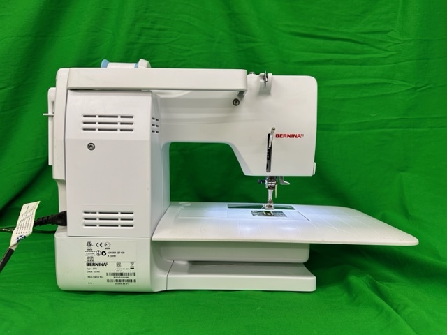 ☆人気商品 BERNINA ベルリナミシン B350 ステッチ ボタンホール フリーハンドレバー フットコントローラー付 動作確認済 中古品☆_画像4