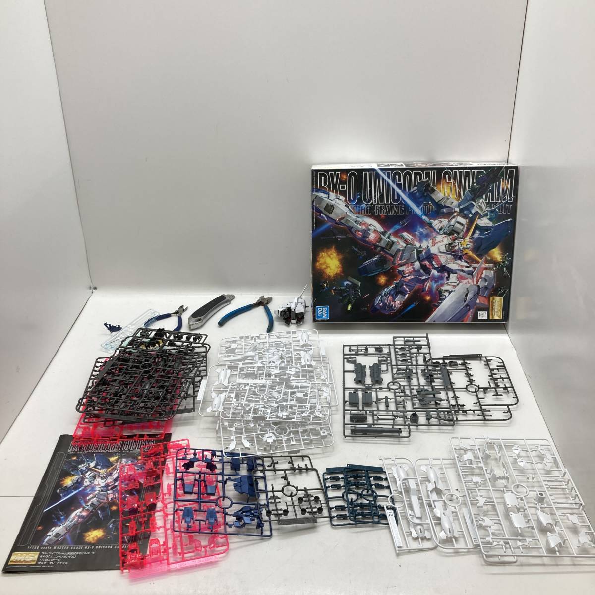 【１円～】1/100 MG RX-0 ユニコーンガンダム 「機動戦士ガンダムUC」 プラモデル マスターグレードモデル BANDAI バンダイ【中古品】_画像1