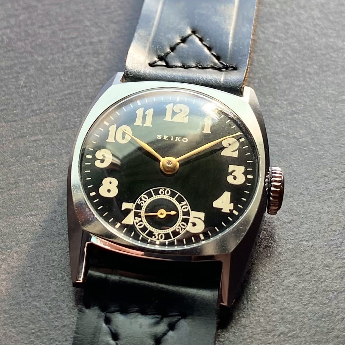 希少 ★ 精工舎 セイコー SEIKO 1946年～ 新10A型 10石 黒文字盤 クッションケース 検)手巻き スモセコ バナナ型 稼働品_画像1