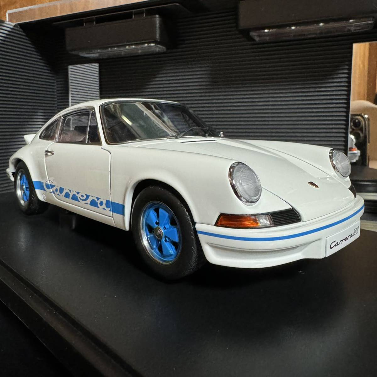 絶版未展示品オートアート1/18ポルシェ911 カレラ RS 2.7 1973