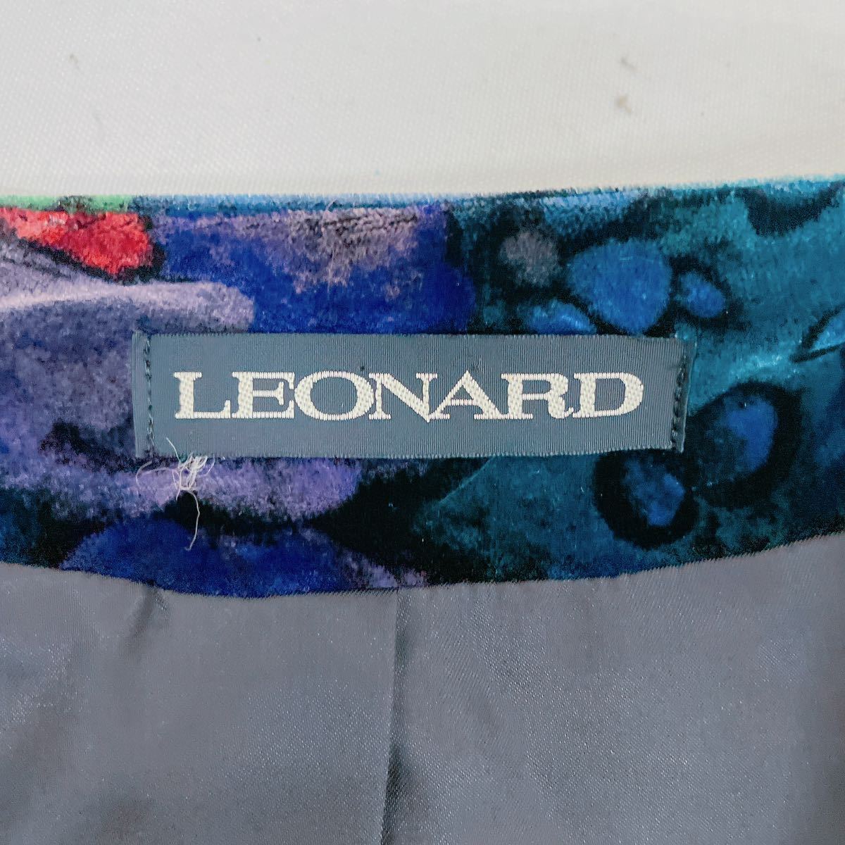 10A159 LEONARD レオナール 婦人服 女性用 セットアップ 身幅45 着丈67 肩幅40 袖丈52 袖口幅14 スカート着丈63 腹囲 66 _画像6