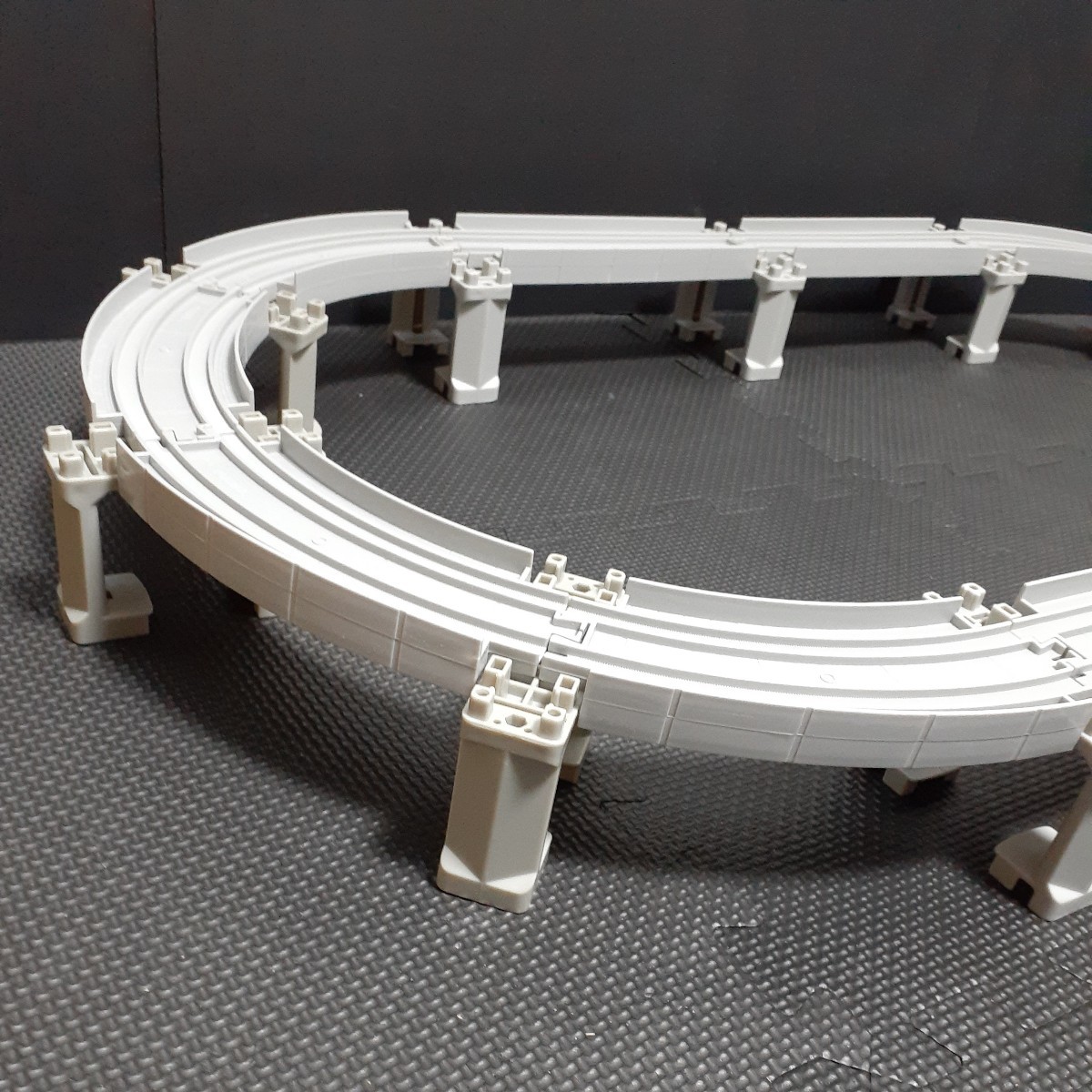  height . rail set * gray block . legs 12* height . bending line rail 8* height . direct line rail 4* Plarail 