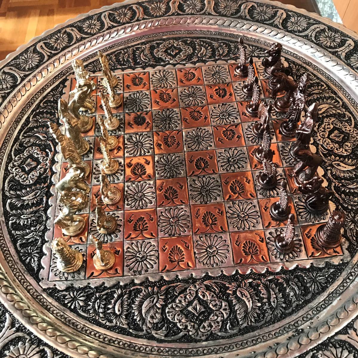ペルシャ（イラン工芸品）　アンティーク仕上げ　　チェス盤　インテリアとしても使えます。直径５０Cmです。駒は真鍮製。