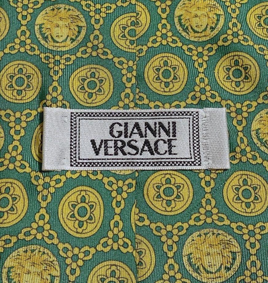 N116 美品!! GIANNI VERSACE ジャンニ ヴェルサーチ イタリア製 シルク 100％ 絹 総柄 メデューサ ネクタイ グリーン 緑 イエロー 黄!!_画像9