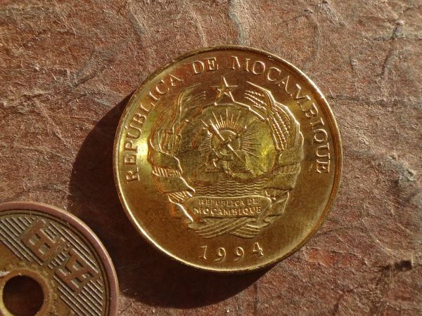 モザンビーク　20Meticais　黄銅張りスチール　1994年　KM#118　(26.0mm, 7.1g)_画像2