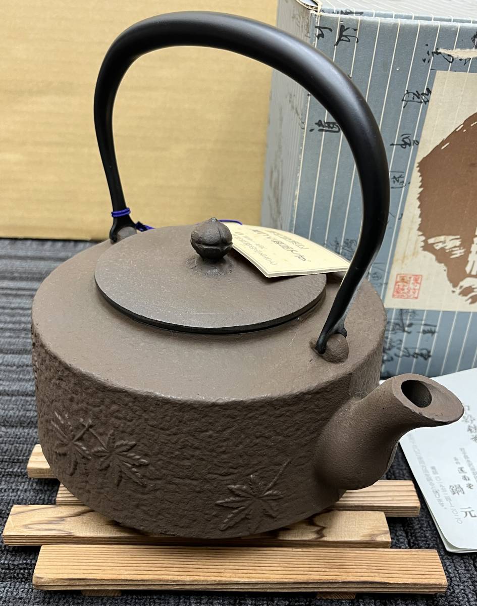 ★未使用★南部鉄器 鍋元 鉄瓶 角万代屋 紅葉 1.8L セット 箱_画像4