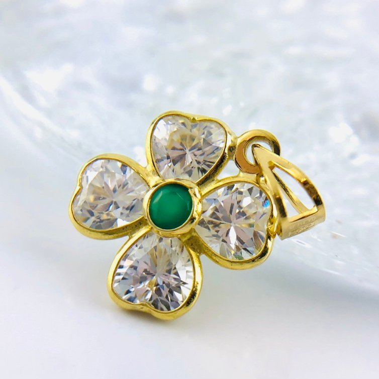 [77] K18 pendant top flower motif emerald green Kirakira dressing up pretty swaying 10.7mm 1.4g (1346)