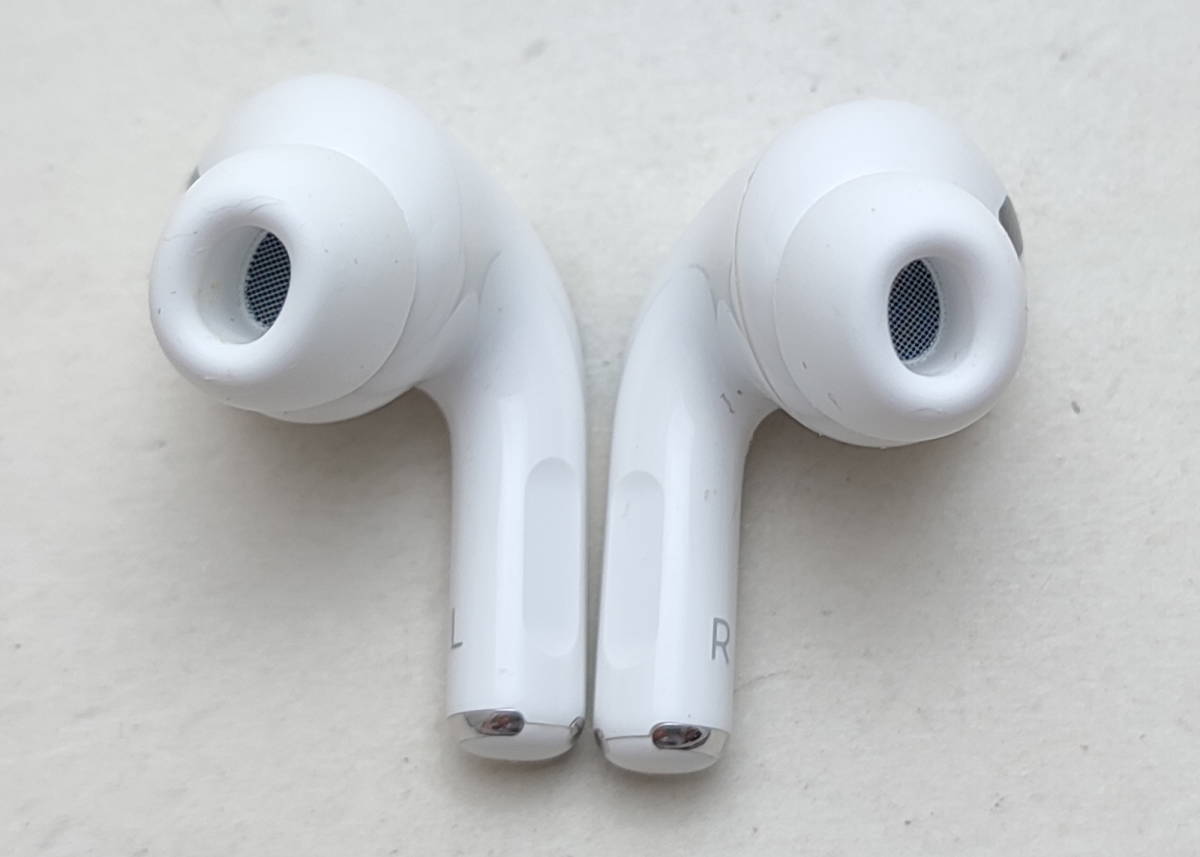 Apple AirPods Pro 第2世代 MQD83J/A 本体（A2698とA2699）と充電ケース（A2700） 美品中古_画像6