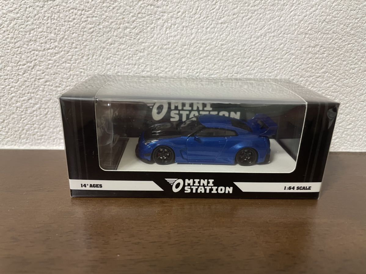 Mini Station 1/64 GTR R35 青カーボン　フィギュア付き_画像4